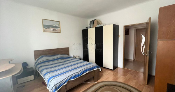 Apartament de vanzare , 3 camere - Tractorul