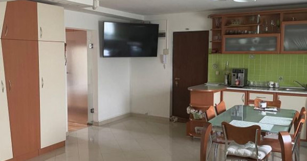 Apartament spațios de 3 camere de vânzare în zona Dece...