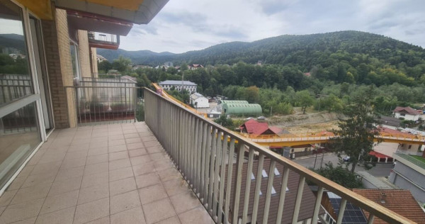 Apartament cu 3 camere de vânzare în Sinaia