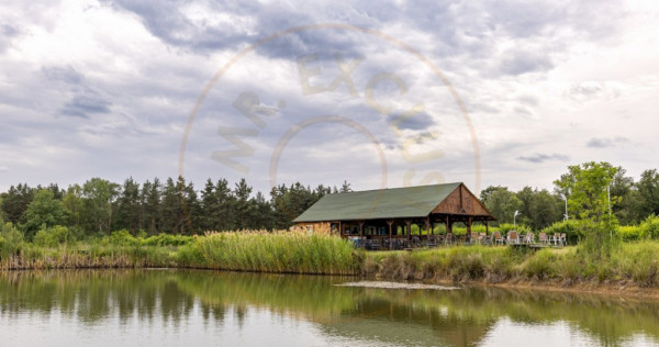 Motel, camping, piscina si lacuri de pescuit pe un teren de