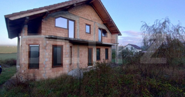 Casa la rosu 2 nivele, 200mp, teren 861 mp, zona Leoni