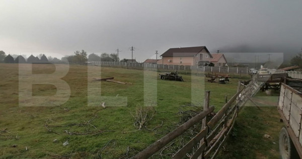 Teren intravilan 3300 mp apa, curent, posibilitate parcelare