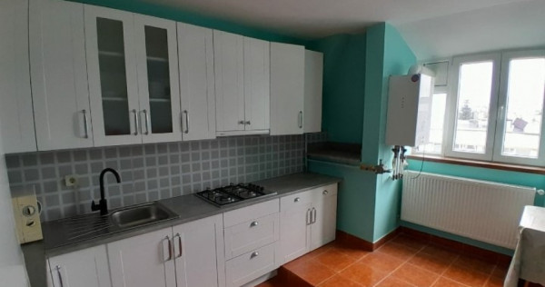 Apartament cu 3 camere semidecomandate Zona Zamca