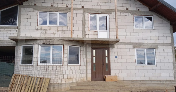 Casa individuala, la rosu, 3 camere, 226 mp, 500 mp de teren