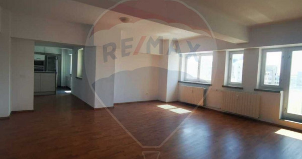 Apartament cu 4 camere de vânzare în zona Calea Bucuresti