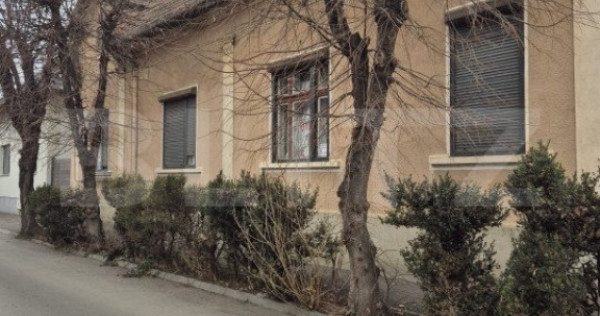 Casa de vanzare, curte comuna cu 1 locatar, 110 mp, zona ult