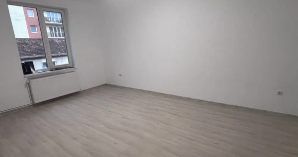 Apartament cu 2,5 camere, decomandat - zona Brasovul Vechi