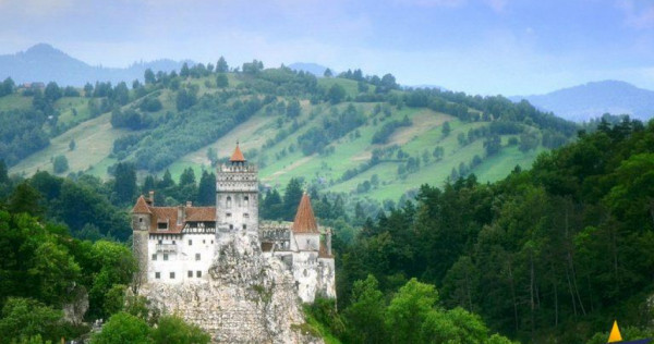 FILM! Langa emblematicul Castelul Bran, in areal colinar, 5.