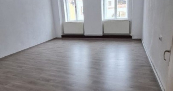 Apartament 3 camere situat in Orasul de Jos
