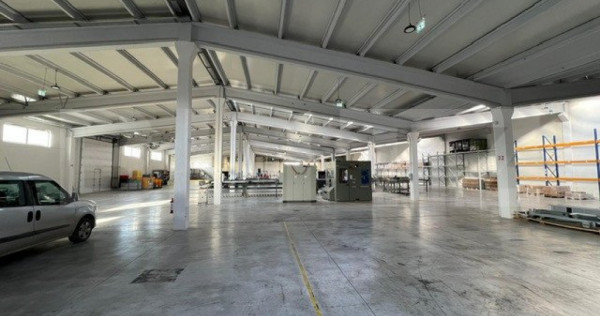 Hala cu acces facil, 2 incaperi, 2500 mp, zona Bulevardul Mu