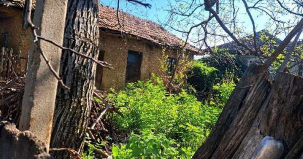 Cota de 1/2 din casa si teren- sat Poroinița, Comuna Rog...