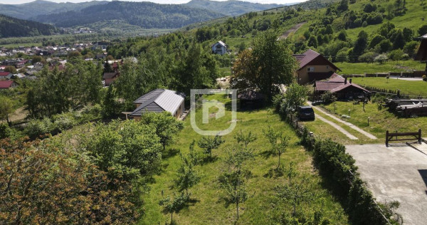 Casa bătrânească cu foișor și teren