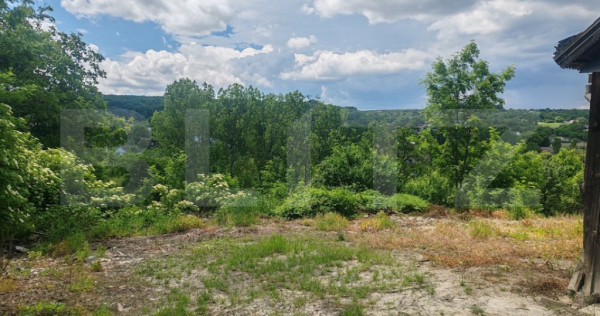 Teren de vanzare, 3800 mp, casă bătr&acirc;nească demolabilă,