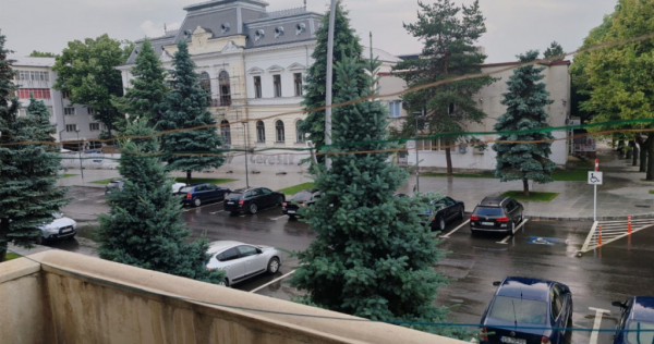 Apartament decomandat cu 2 camere, etaj1/3, Vaslui, Vis-a-vi