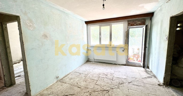Pentru renovat - vanzare 2 camere la 200 de metri de stat...