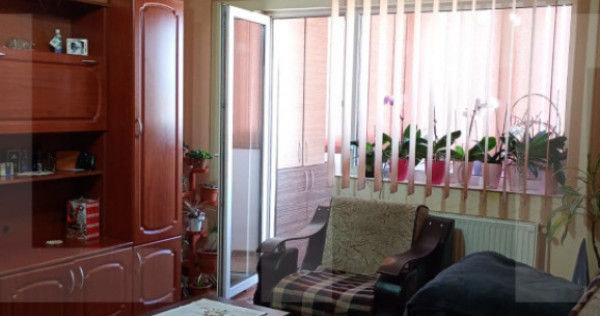 Apartament de vanzare, cu 3 camere, decomandat, 65 mp, carti