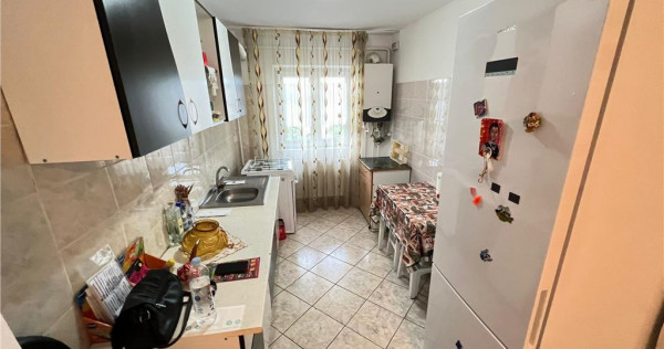 Apartament 2 camere, hol patrat, logie balcon, zona Razboi