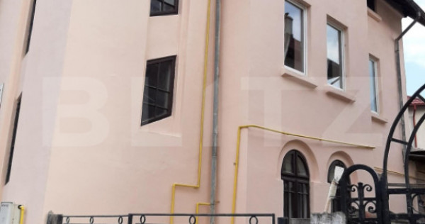 Casa de vanzare, cu 10 camere, suprafata utila 310 mp, zona