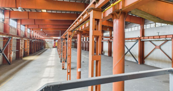 Hală industrială cu pod rulant și parcare betonată