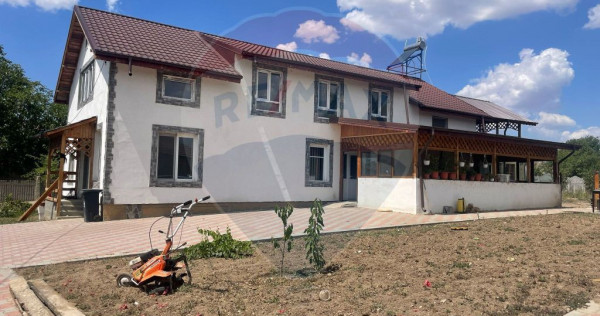 Casă / Vilă cu 7 camere de vânzare