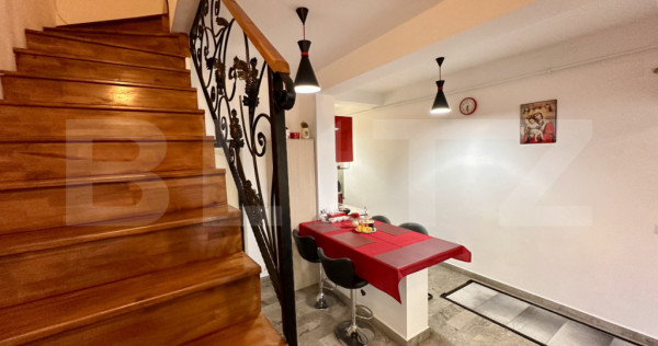 Apartament cu 3 camere și 2 băi, curte comuna, centrală p