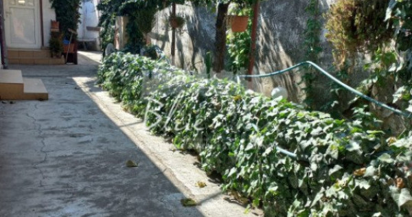 Casa batraneasca cu teren de 435mp cu utilitati si deschid