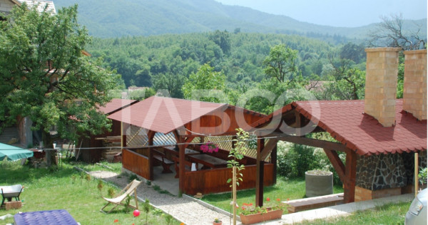 Pensiune 13 camere 16 bai sauna piscina si teren 1565 mp Cis