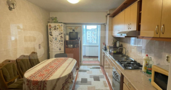 Apartament decomandat, etaj 3/4 – Bulevardul Independențe