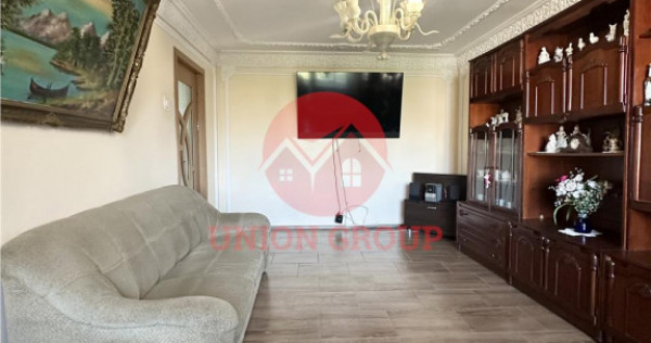 Apartament 3 Camere Decomandat, Etaj Intermediar, zona Km 4-