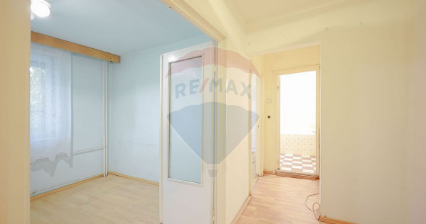 Apartament cu 3 camere de vânzare, în zona Rogerius
