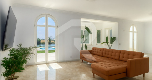 Vilă elegantă cu piscină și ieșire la Lac &ndash; Căciula?