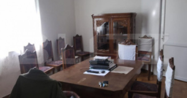 Casa 4 camere , teren 285 mp, zona semi-centrala