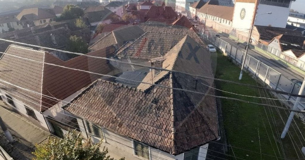 Casă cu 4 camere, situată în centrul orașului