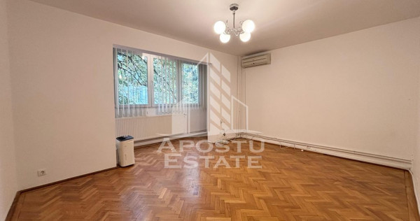 Apartament cu 4 camere, decomandat, nemobilat, garaj, zon...