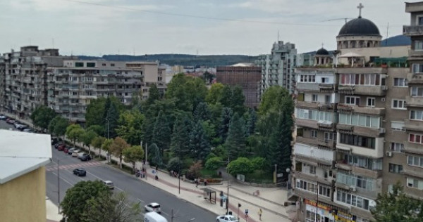 Apartament 3 camere , Bulevardul Decebal -piata