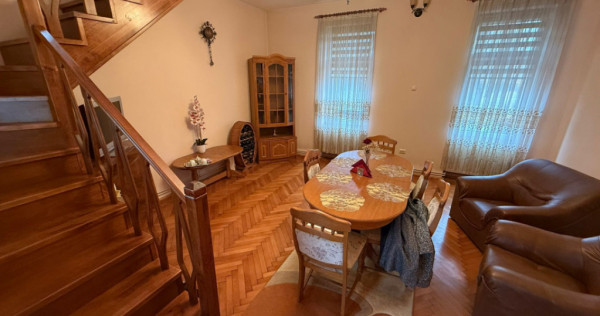 Casă cu garaj și 2 șeminee, l&acirc;ngă Parcul Mare &ndash; Str.
