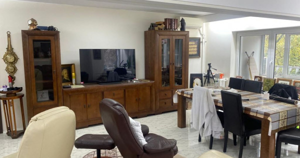 Apartament 4 camere (fost 5) Blv. Unirii (La f&acirc;nt&acirc;ni), ...
