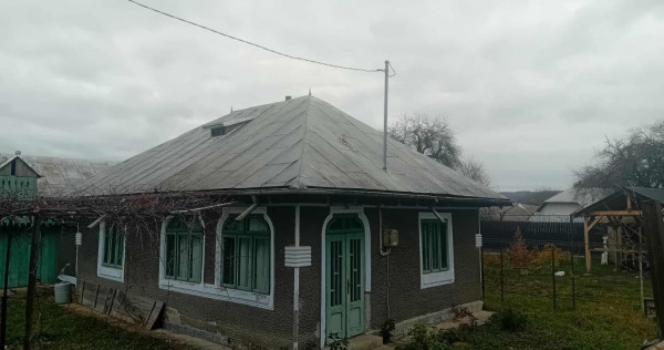 Casa Bodesti 50mp 2 camere bucataria anexe la sosea cu 1500mp teren