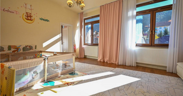 FILM! Eleganta si confort, in cetatea istorica a Brasovului,