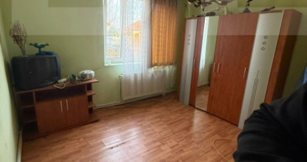 Casa de vanzare, cu 3 camere, doua bucatarii+teren in Simeri