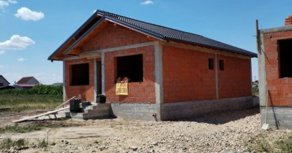 Casă în roșu Oșorhei