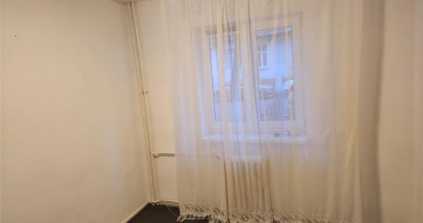 Oportunitate in Centrul Civic: camera la parter cu utilitati