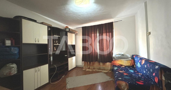 Garsoniera cu balcon si pivnita etaj 1 Zona Strand de vanzar