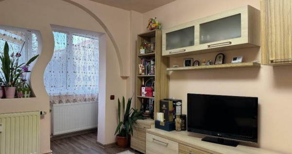 Apartament 3 camere, decomandat, etaj1, loc parcare,Tractoru