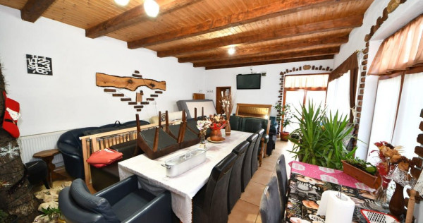 De vanzare casa cu 3 apartamente + anexa 75 mp, Comision 0%