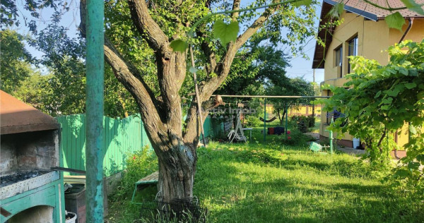 Casa decomandata, situata central in Boldesti Scaeni, in zon