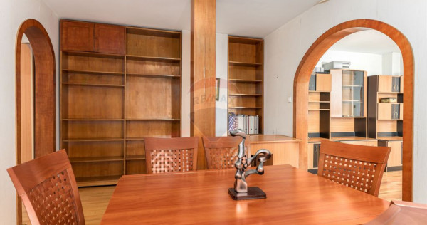 Apartament cu 5 camere de v&acirc;nzare P-ta Victoriei Veronic...