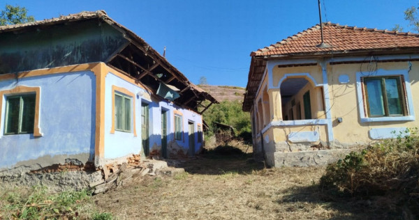 Casa batraneasca teren 1800mp Calinesti Arges Str.Corbesti Jud. Arges