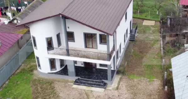 Liniște, spațiu și eleganță &ndash; casă superbă l&acirc;ngă