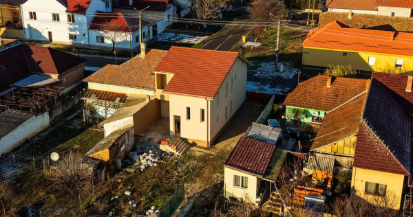 Casă nouă cu etaj semifinalizată, zonă liniștită &icirc;...